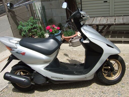 HONDA /AF57  ディオ Z4 キャブ車 / シルバー 、多分、キレイな方