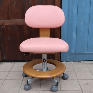 最終値下　カリモク　karimoku  キャスターチェア　デスクチェア karimoku(カリモク)のデスクチェアー/XT1753 ピンクです。曲木のカーブ