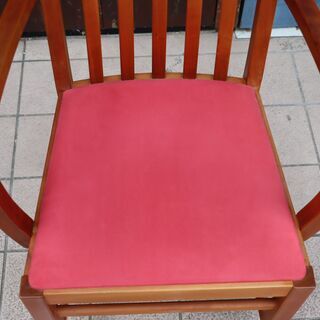 デンマークのメーカーBernstorffsminde mobelfabrikのチェリー無垢材を使用したアームチェアーです。クラシカルなデザインは上品な印象のダイニングチェア。北欧家具をアクセントに。の画像