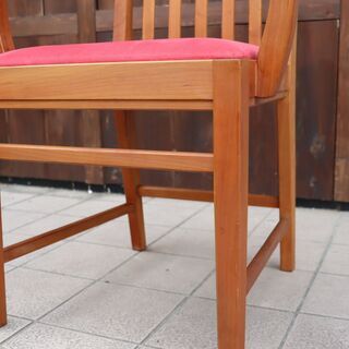 デンマークのメーカーBernstorffsminde mobelfabrikのチェリー無垢材を使用したアームチェアーです。クラシカルなデザインは上品な印象のダイニングチェア。北欧家具をアクセントに。の画像