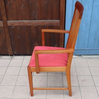 デンマークのメーカーBernstorffsminde mobelfabrikのチェリー無垢材を使用したアームチェアーです。クラシカルなデザインは上品な印象のダイニングチェア。北欧家具をアクセントに。の画像