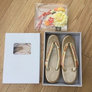 成人式用の草履と髪飾り
