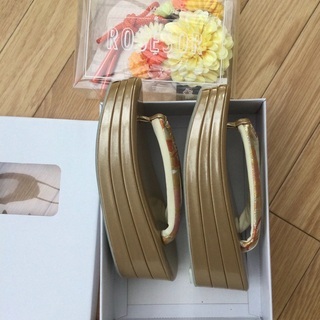 成人式用の草履と髪飾りの画像