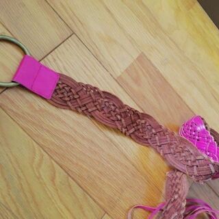 ピンク色のベルトの画像