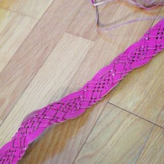 ピンク色のベルトの画像