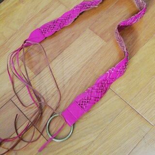 ピンク色のベルトの画像
