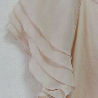 a.v.v a.v.v(アー・ヴェ・ヴェ)　袖口異素材　ラッフルスリーブカットソー　ベージュ　Mサイズ　イトキンの画像