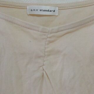 a.v.v a.v.v(アー・ヴェ・ヴェ)　袖口異素材　ラッフルスリーブカットソー　ベージュ　Mサイズ　イトキンの画像