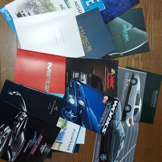 車のカタログ　多数あるね