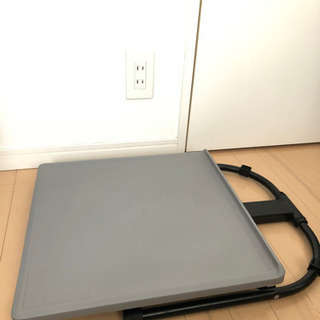 昇降式折りたたみテーブルの画像