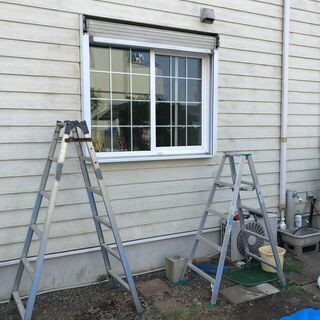 輸入住宅の腰窓サッシ手動シャッター付き