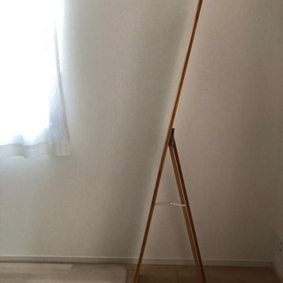木製フレームの姿見鏡の画像