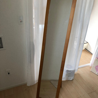 木製フレームの姿見鏡の画像