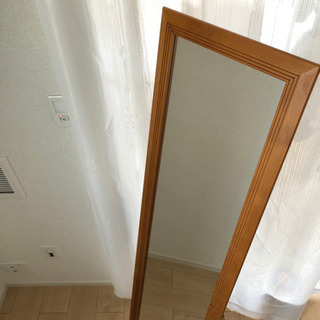 木製フレームの姿見鏡の画像