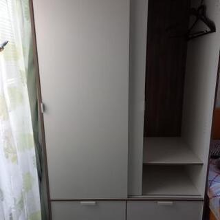 イケアのワードローブの画像