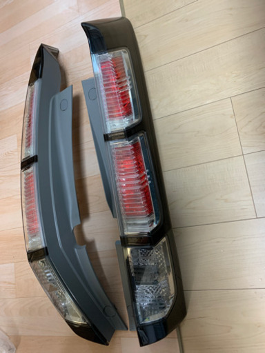 ホンダ　ストリーム　後期型純正テールランプ