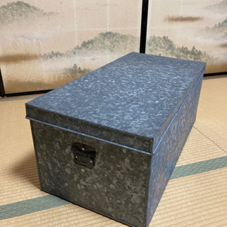 ブリキの衣装ケース