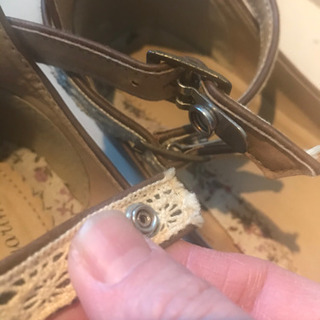 女性物　足首にバックルをつけるタイプの画像