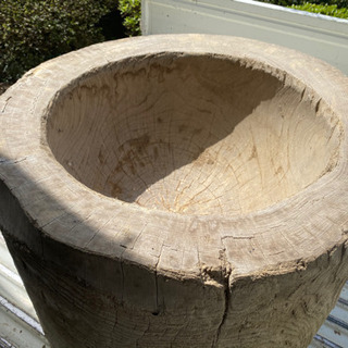 一本の木から作られた大きな臼と杵の画像