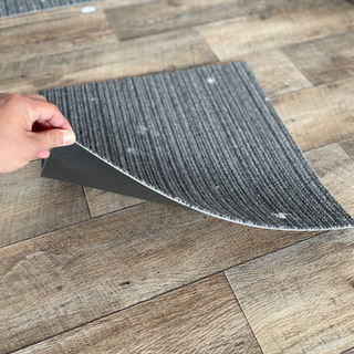 無料！0円！早い者勝ち！オシャレなグレーのタイルカーペット！50cm✖️50cm！約200枚！の画像