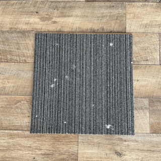 無料！0円！早い者勝ち！オシャレなグレーのタイルカーペット！50cm✖️50cm！約200枚！の画像