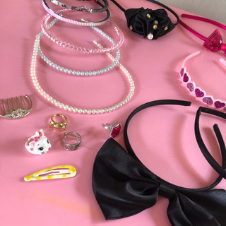 カチューシャ17点とリングなどの画像