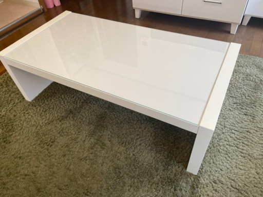 IKEAで購入した白のローテーブルです！