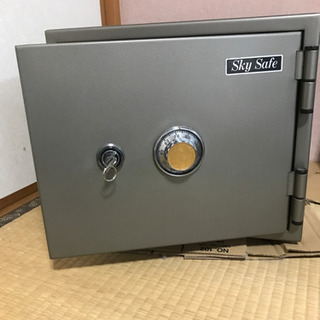 耐火金庫　ダイヤル鍵プラスシリンダー鍵タイプ