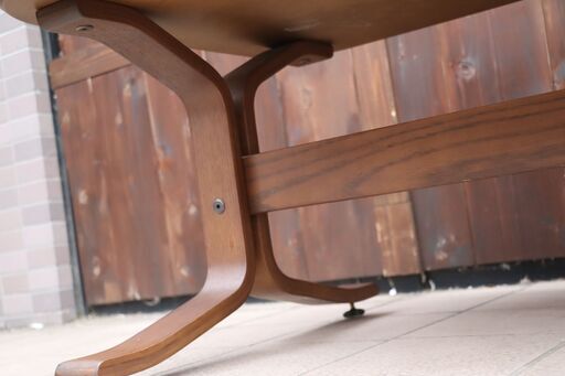 FUJI FURNITURE(冨士ファニチア)のT04630M リビングテーブルです。曲木の脚が特徴的な北欧スタイルのコーヒーテーブル
