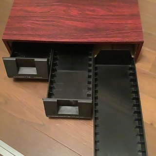 【カセットケース　2つ📼差し上げます】木製でしっかりしています。
