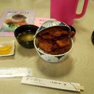 今晩または明日の昼くらいにご飯など…
