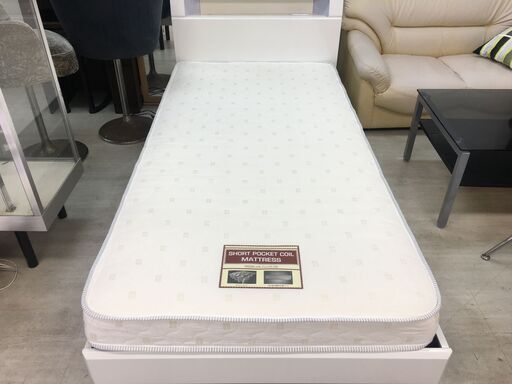 シングルベッドフレーム鏡面仕立て　ライト　コンセント付き　マットレスニトリ（アビー2CR）