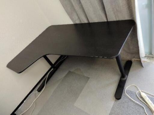仕事用　机（その１）　幅 160cm  奥行 62cm〜110cm  高さ 73cm