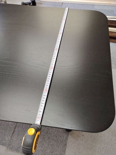 仕事用　机（その2）　幅 160cm  奥行 62cm〜110cm  高さ 73cm