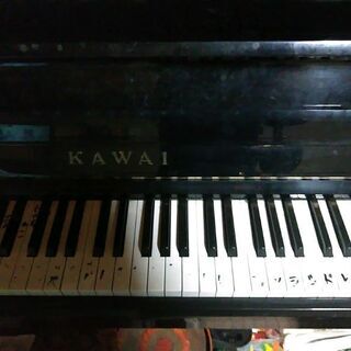 古く大きいピアノ