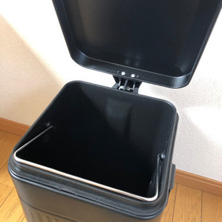 シックなゴミ箱の画像