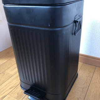 シックなゴミ箱の画像