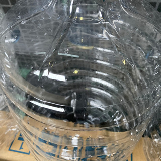 ウォーターサーバー空の容器　8L 3個で100円の画像