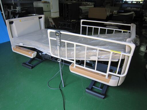 【中古】パラマウント介護ベッド　楽匠Z　3モーター（マットレス、手すり2本セット）