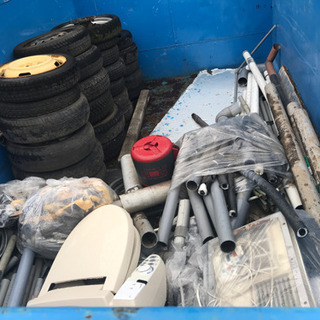 車のタイヤ、パイプ