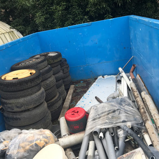 車のタイヤ、パイプの画像