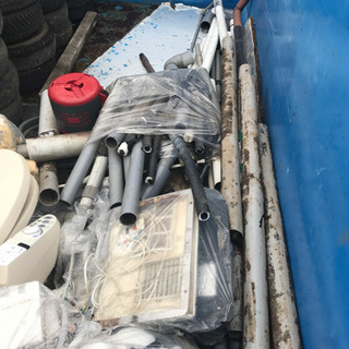 車のタイヤ、パイプの画像