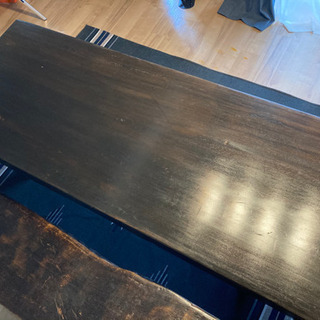 テーブルとイスの画像