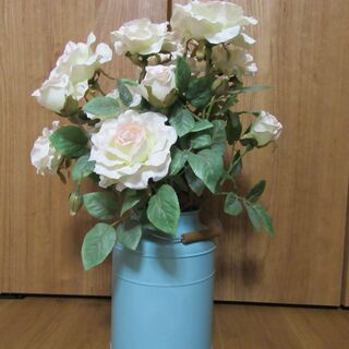造花のバラ　白いピンク色