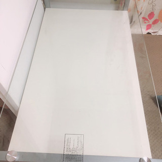ガラスのテーブルの画像