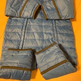 フード付きダウンロンパースの画像