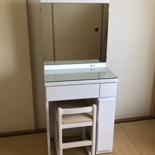 白ドレッサーにイス付き