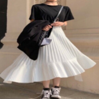 ホワイト　プリーツスカートの画像