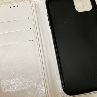 カードリーダーと携帯ケースとiPhone充電変換器の画像