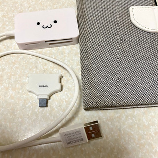 カードリーダーと携帯ケースとiPhone充電変換器